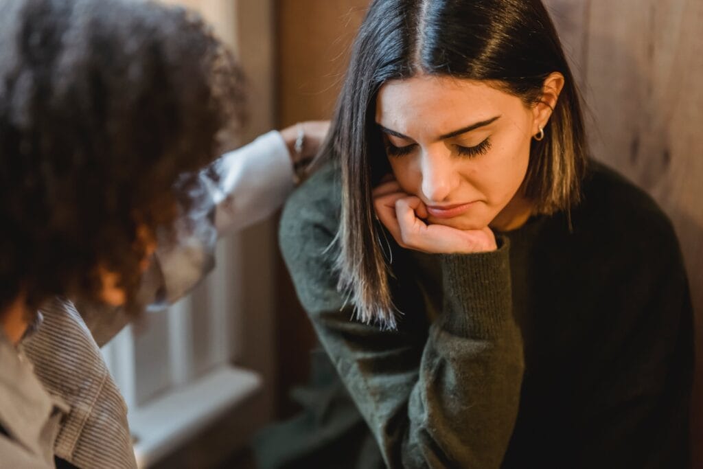 Repérer les violences conjugales subies par un proche. Une femme soutient une autre femme victime de violences conjugales